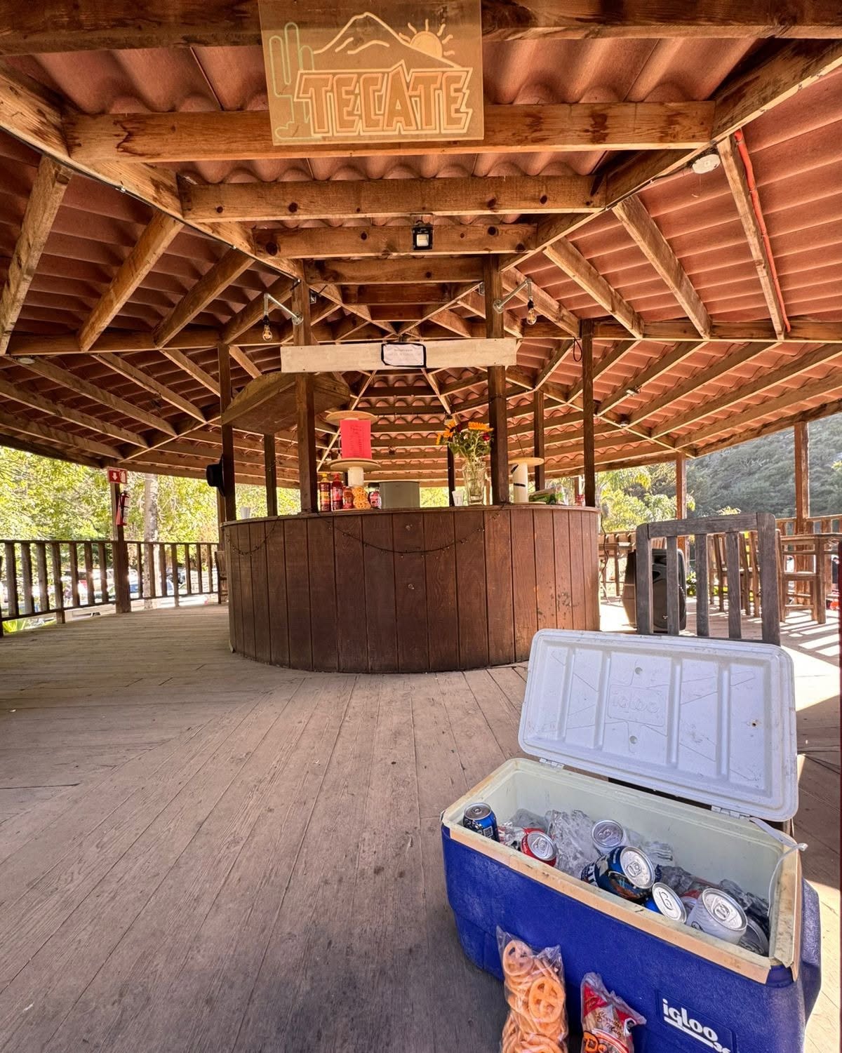 Kiosco con venta de cerveza, café y botanas
