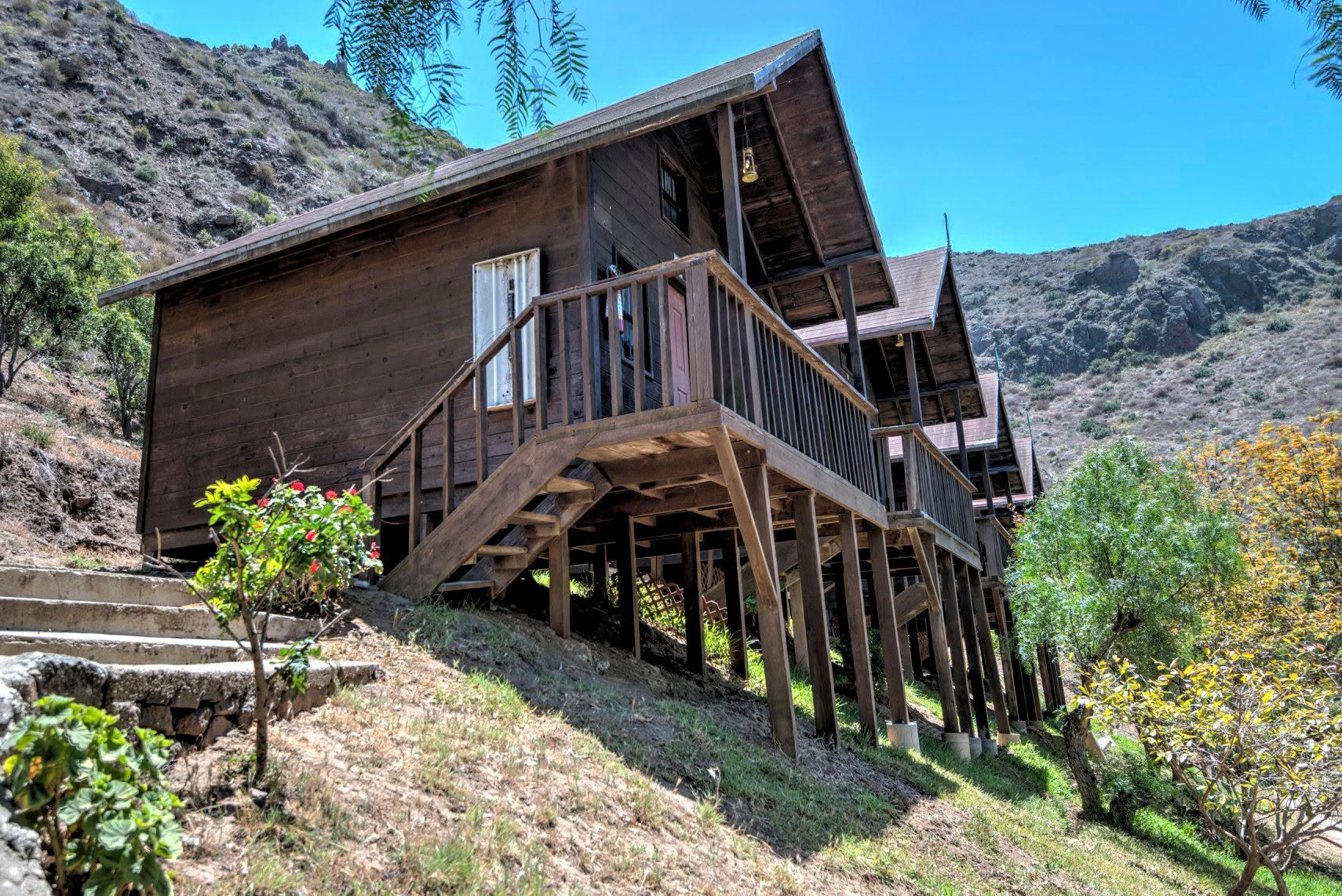 Cabañas de madera sobre la ladera del cañón